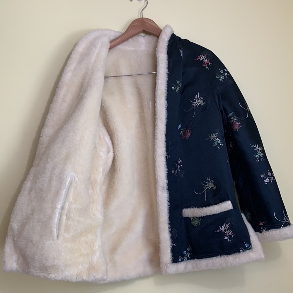 Vintage REVERSIBLE Asian Shearling Satin Embroidered Floral Open Front Jacket M - Picture 14 of 16
